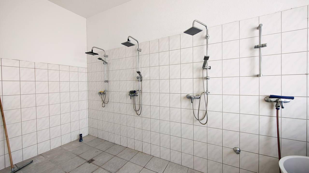 Dusch-Set als Filmkulisse